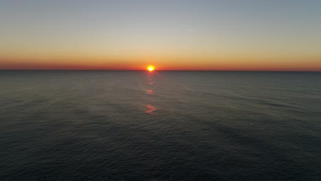 Fantásticos-Grandes-Atardeceres-Naturales-Sobre-El-Mar.-Tarde,crepúsculo.4k