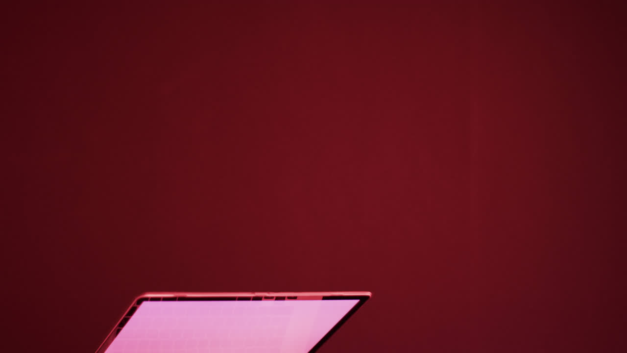 video de una computadora portátil con pantalla en blanco, espacio de copia en fondo de neón