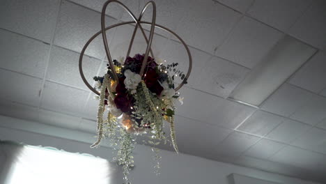 decoración colgada en la boda con hermosas flores