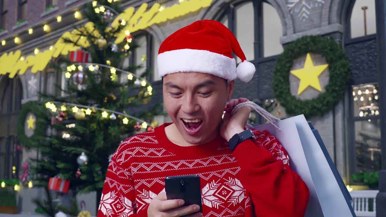 hombre emocionado comprando durante la navidad