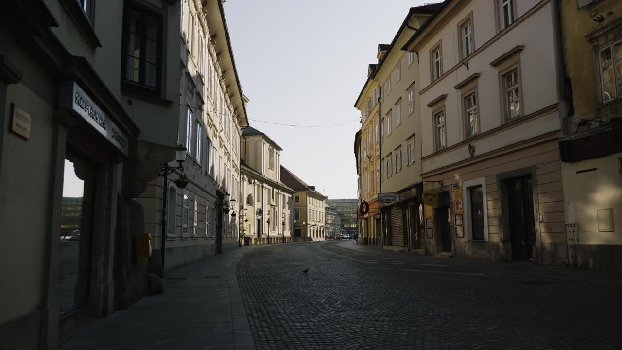 Strada vuota in una città europea
