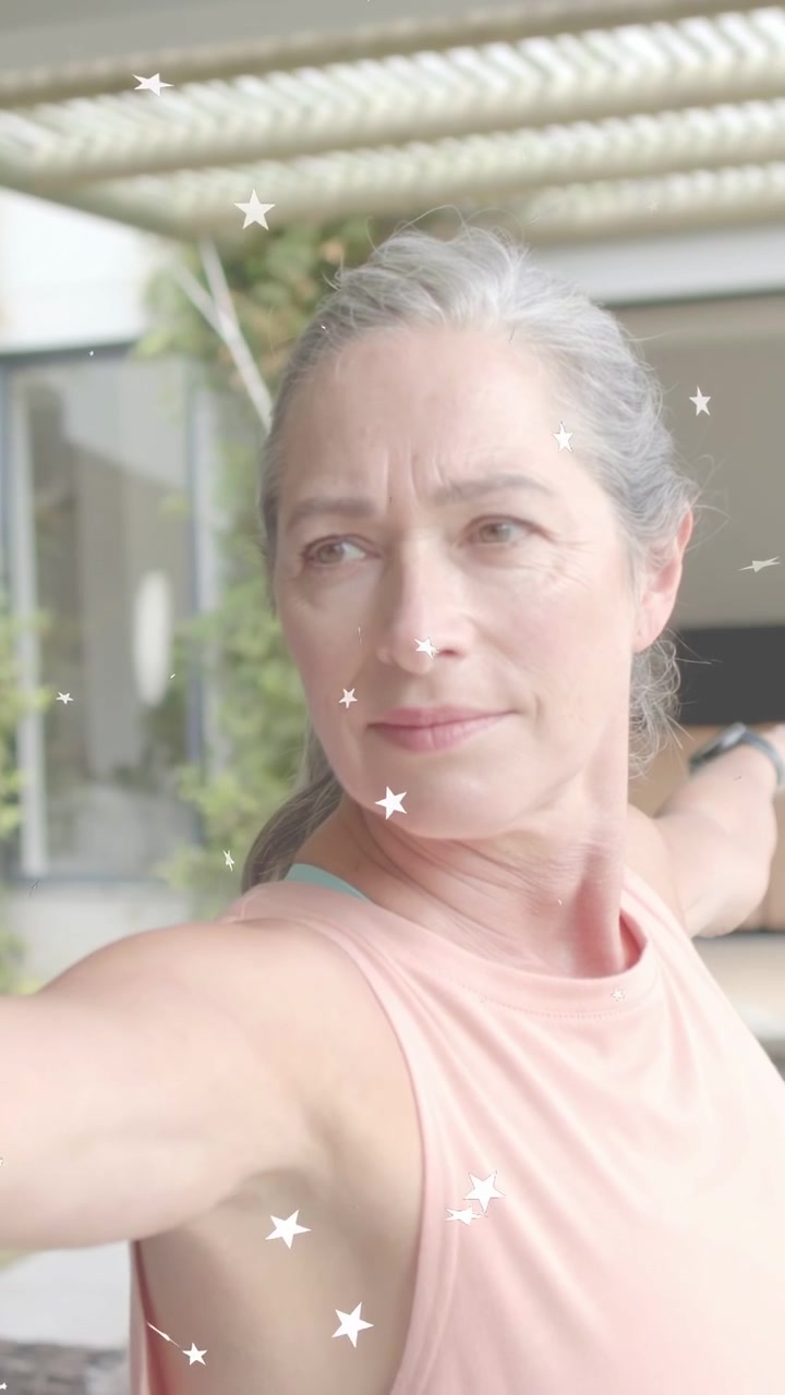 Video vertical: Mujer terminando yoga, empacando maleta, cámara después de enrollar la esterilla para viajar, estrella apareciendo.