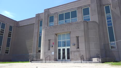 Exterior-Que-Establece-La-Toma-De-Una-Escuela-Vocacional-En-El-Lado-Sur-De-Chicago