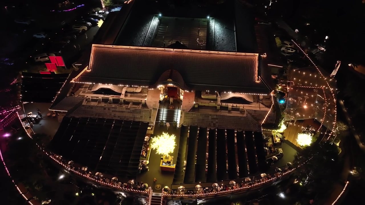 Famoso e prospero ristorante di lusso Yamashiro a Hollywood, luminoso e illuminato, con vista aerea orbitante di notte.