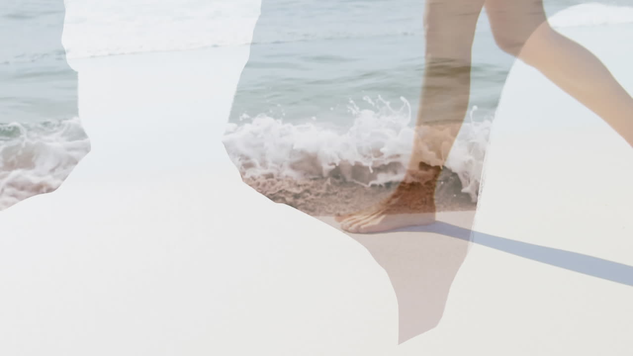animación de corazones texto de negocios sobre feliz pareja caucásica senior aplaudiendo en la playa.