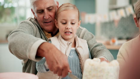 Geburtstagsfeier,-Kuchen-Und-Ein-Kind-Mit-Der-Familie-Dazu