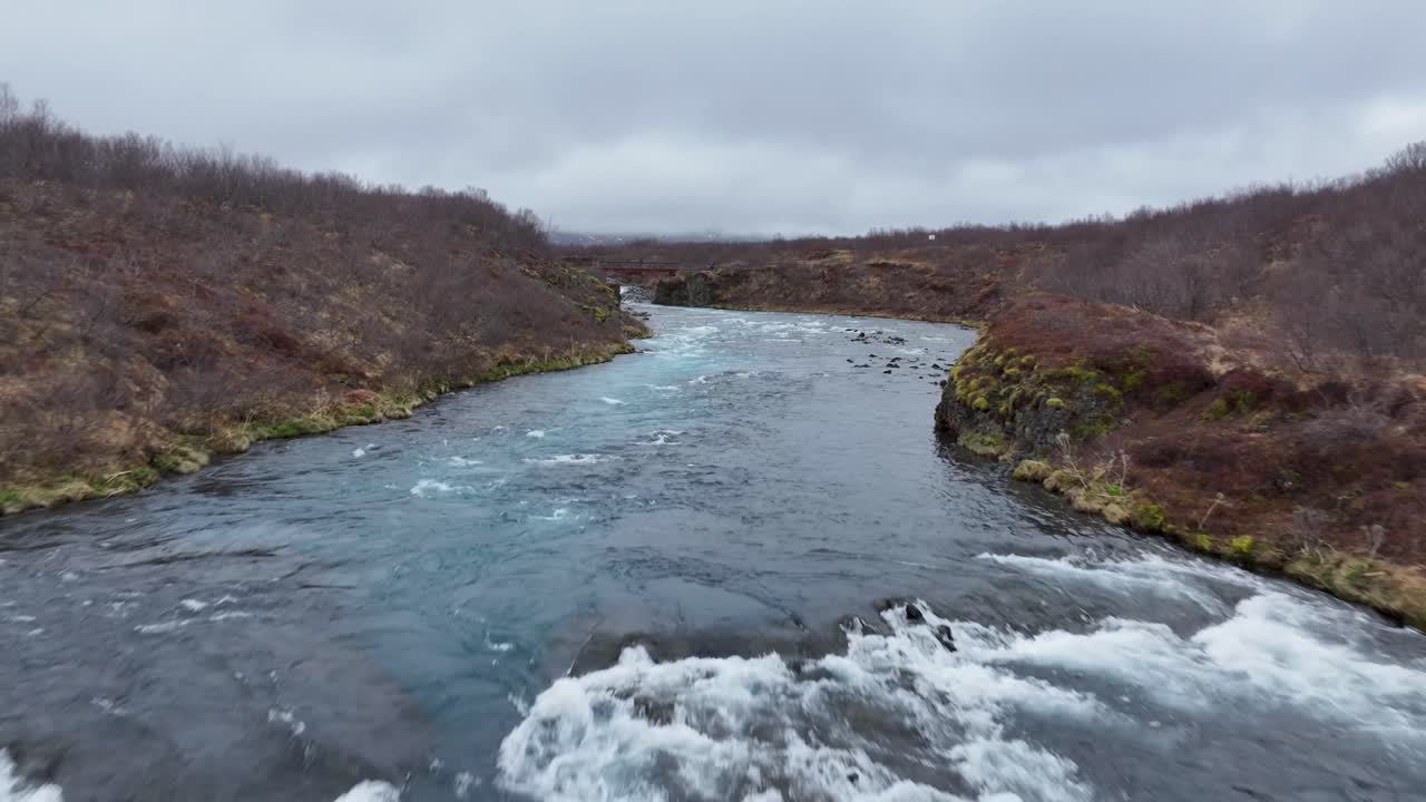 아이슬란드에 있는 브루라르포스 폭포의 매혹적인 아름다움을 경험하세요. 강의 놀라운 흐름을 매혹적인 비디오로 포착합니다.