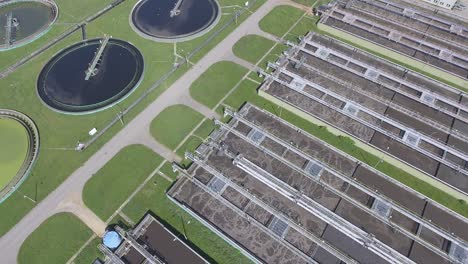 granja de aguas residuales. foto aérea estática mirando hacia abajo en los tanques de aclaramiento y la hierba verde.