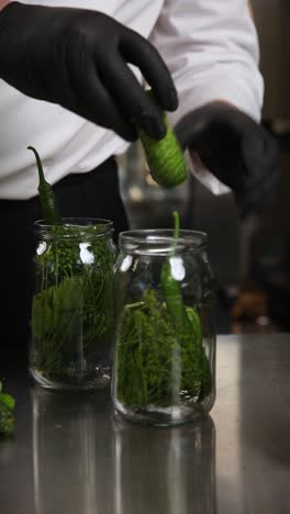 chef en conserva de pepinos y pimientos