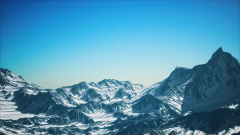 Vista-Aérea-De-Las-Montañas-De-Los-Alpes-En-La-Nieve