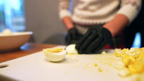preparando una ensalada con huevos duros picados
