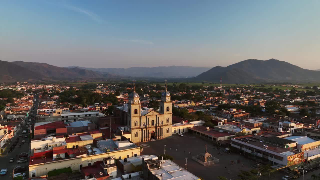 vista aérea del templo de san juan bautista durante la puesta de sol en tuxpan, jalisco, méxico