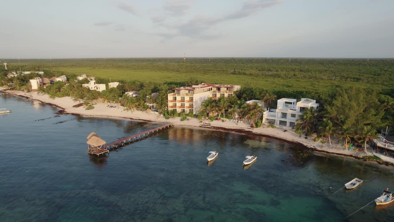 resort de amansala con playa de arena y muelle