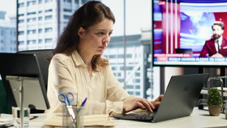 retrato de una mujer poderosa ceo trabajando en una oficina corporativa moderna