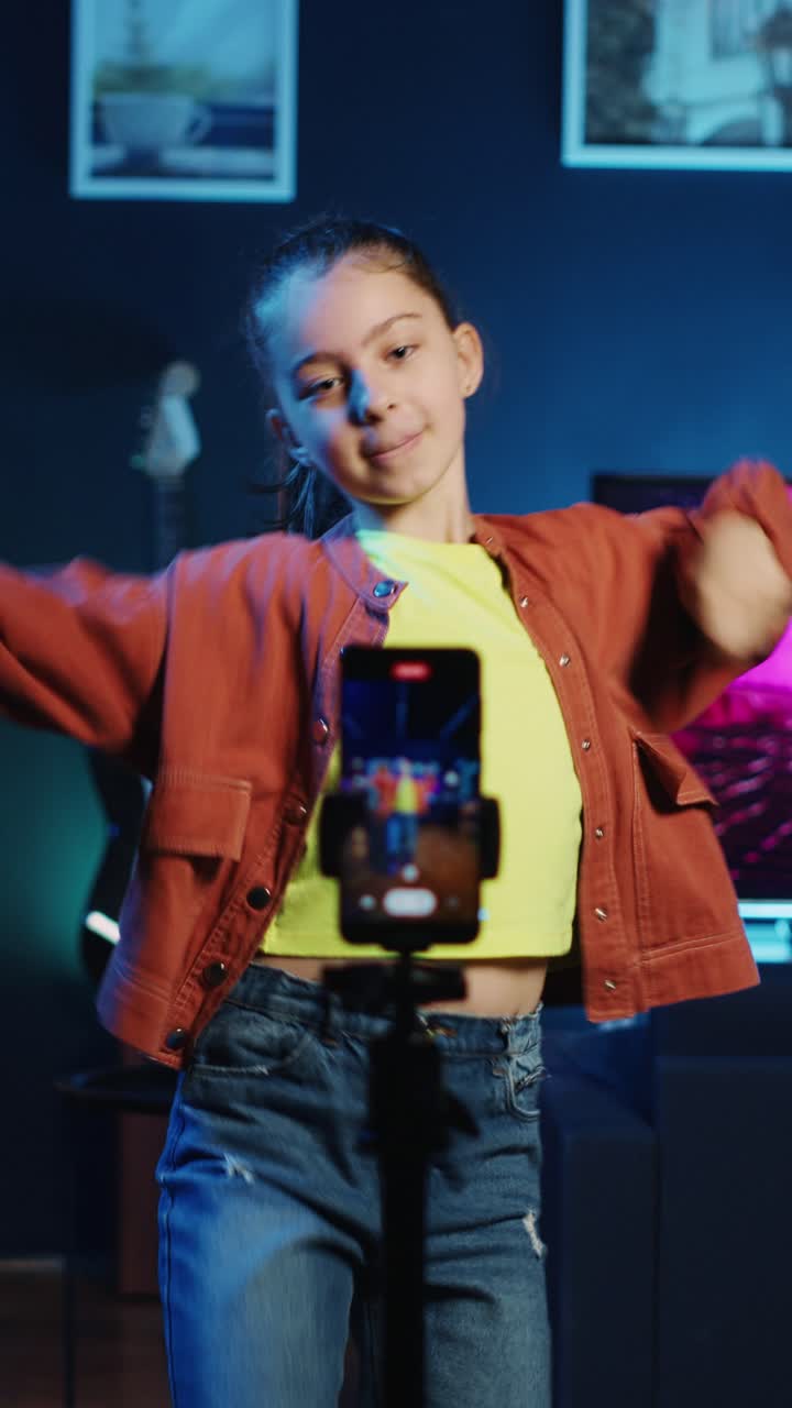 Vertikal video Smilende barn gjør viral danse-koreografi i stuen med 3D-animasjoner på skjermer