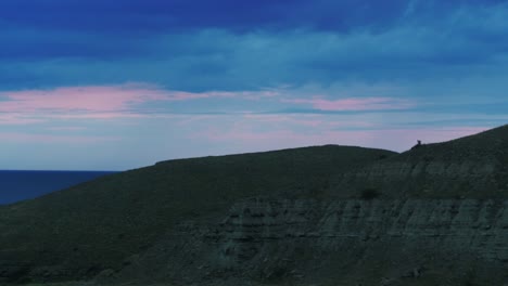 puesta de sol sobre un paisaje de ladera