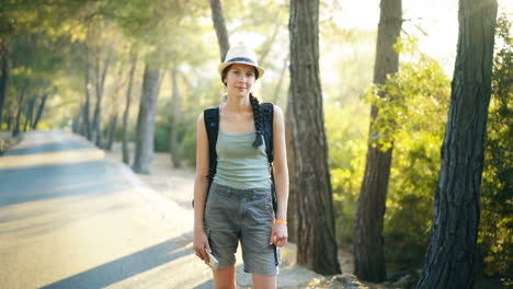 mujer caminando en un bosque