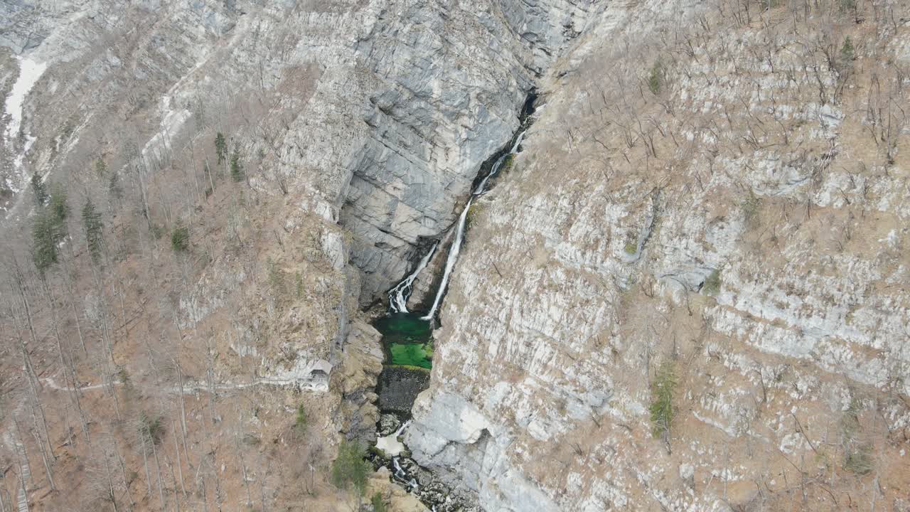 majestuosa cascada de savica, bohinj, eslovenia. retroceso aéreo escénico