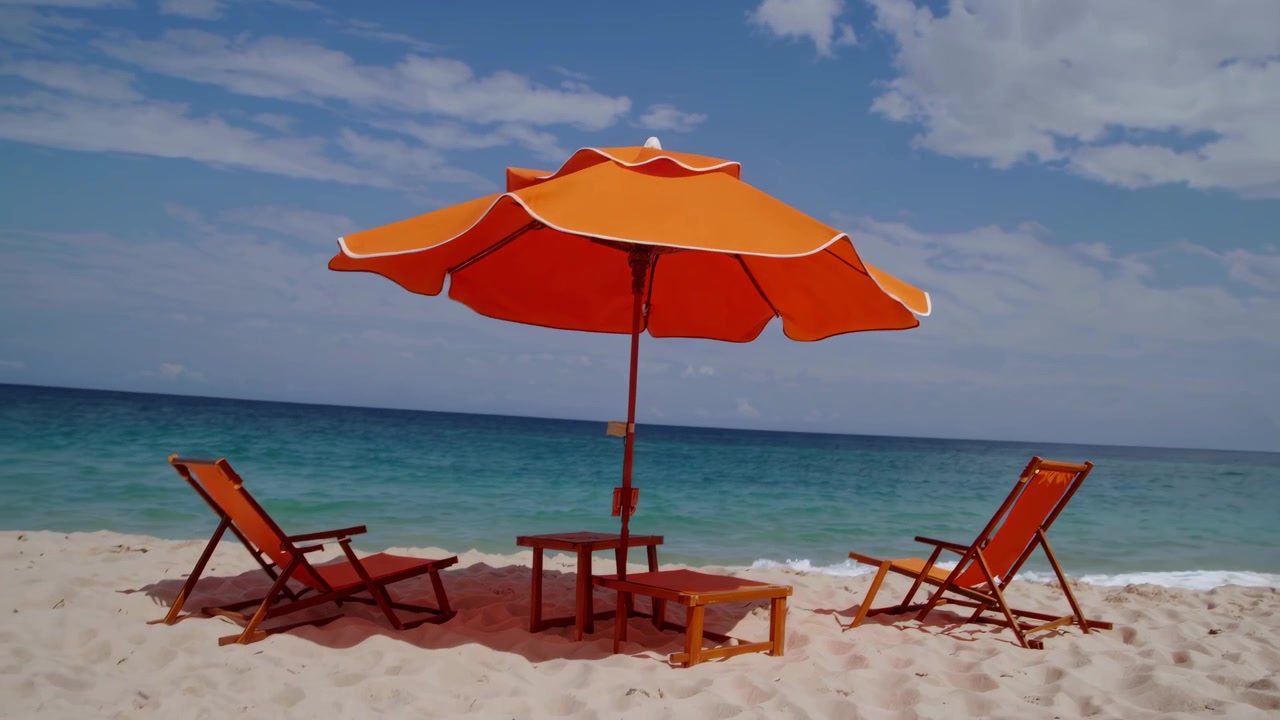 Ombrellone da spiaggia arancione e sedie su una spiaggia tropicale soleggiata