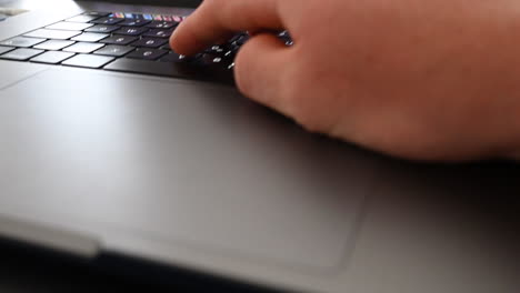 trackpad y teclados de una computadora portátil, un usuario está escribiendo un mensaje, comunicación en línea