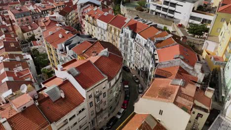 Drohne-Fährt-Rückwärts-Aus-Einer-Kurvigen-Straße-In-Lissabon