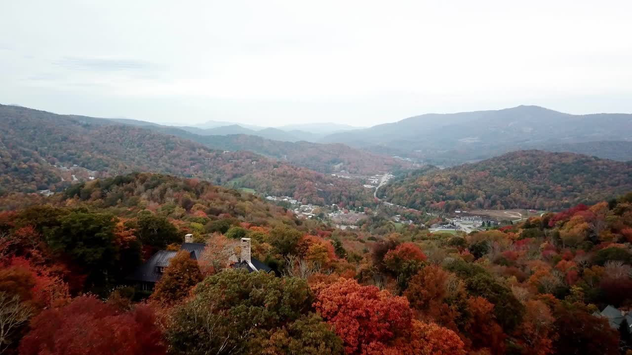 가을 산꼭대기 위에 모습을 드러낸 nc 배너 엘크, 노스캐롤라이나 배너 엘크