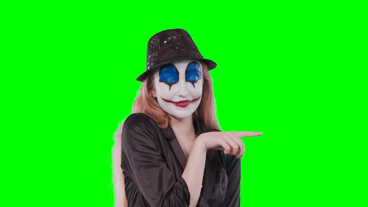 la chica payaso señala en la esquina superior derecha con el dedo índice