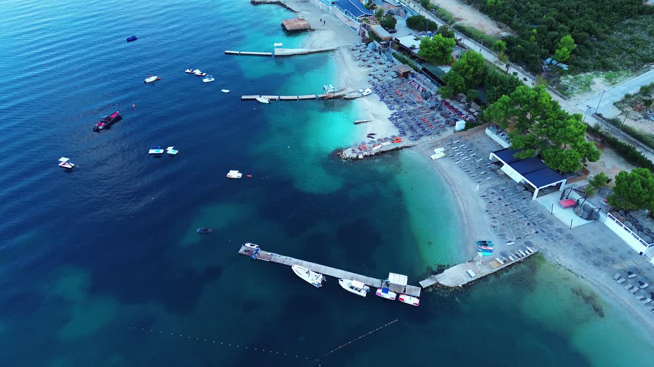 은 푸른 물 을 가진 아름다운 해변 의 공중 풍경