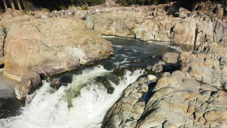 Mukogawa-Fluss-Fließt-Durch-Die-Berge-Von-Takedao,-Verlassene-Eisenbahnwanderung