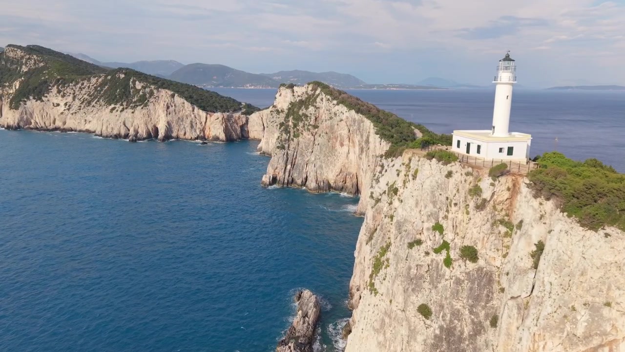 Vista aerea con drone del Faro di Capo Lefkatas arroccato su scogliere imponenti sopra il Mar Ionio, Lefkada, Grecia. Splendido paesaggio costiero, acqua blu e panorama mediterraneo