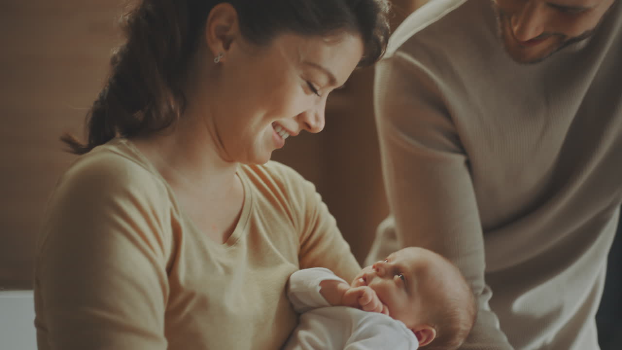 새로 태어난 아기와 함께 행복한 가족