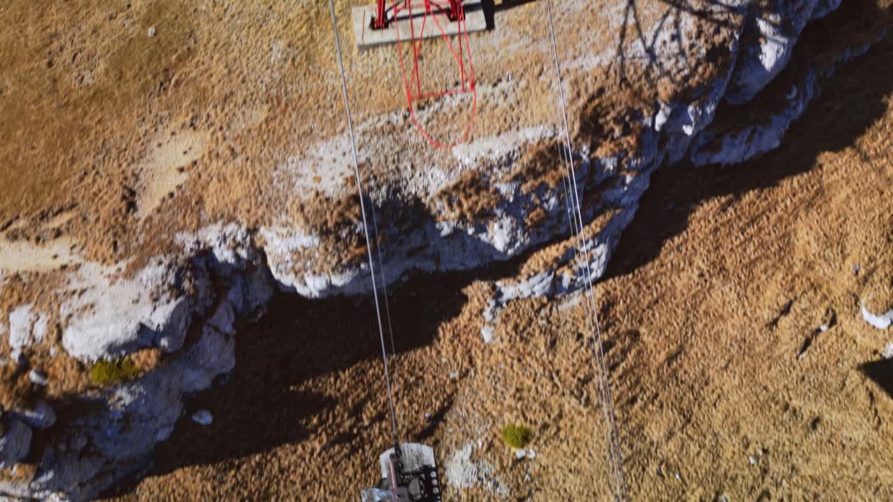 pico de la montaña más alta viaje senderismo escalada destino en pietra arsa rumania en el valle de prahova
