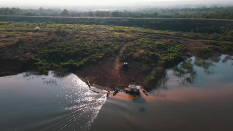 Marea-Baja-En-El-Lago-Artificial-Azul-Mae-Ngat-Somboon-Entre-Los-árboles-Verdes-En-Tailandia-En-Un-Día-Soleado