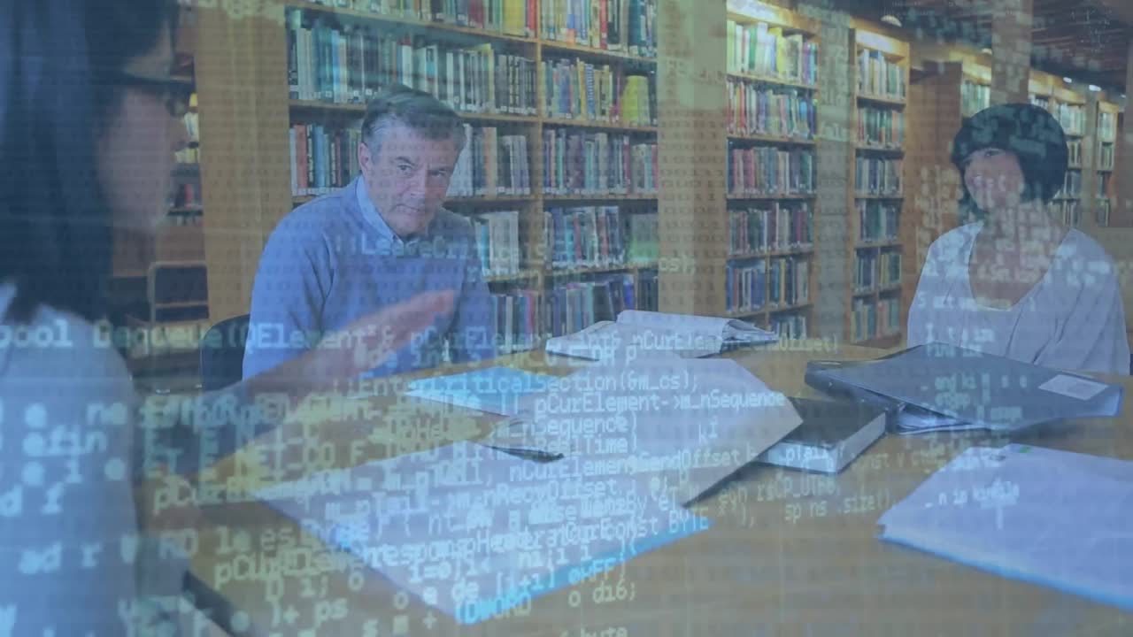 анимация обработки данных над группой кавказских людей, изучающих в библиотеке