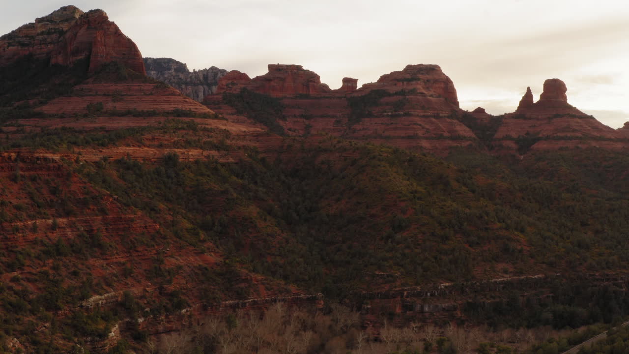 Luftfoto: platåfjell dal med sandstein i Sedona, Arizona – drone som flyr over skog