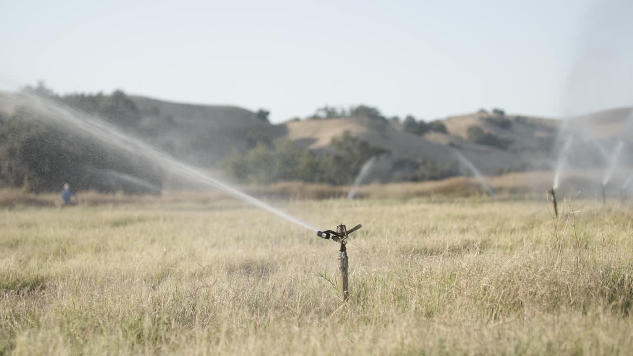 Irrigatore lineare in un campo agricolo che gira annaffiando le colture