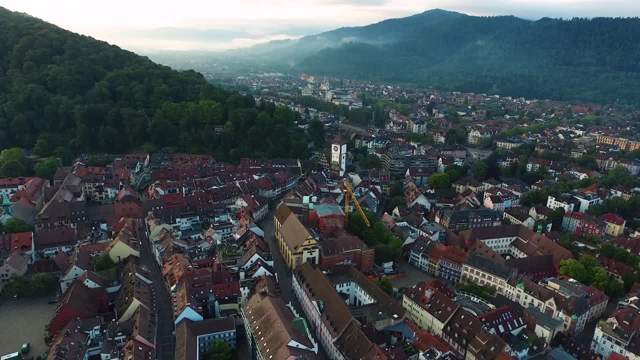 Riprese drone in 4K vicino alla Cattedrale di Friburgo in Brisgovia, Germania all'alba