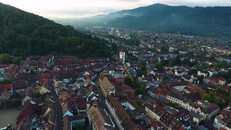 Imágenes-De-4k-Drohne-Filmadas-Cerca-De-La-Catedral-En-Fraiburg-Im-Breisgau,-Alemania-Al-Amanecer