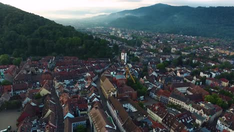 imágenes de 4k drohne filmadas cerca de la catedral en fraiburg im breisgau, alemania al amanecer