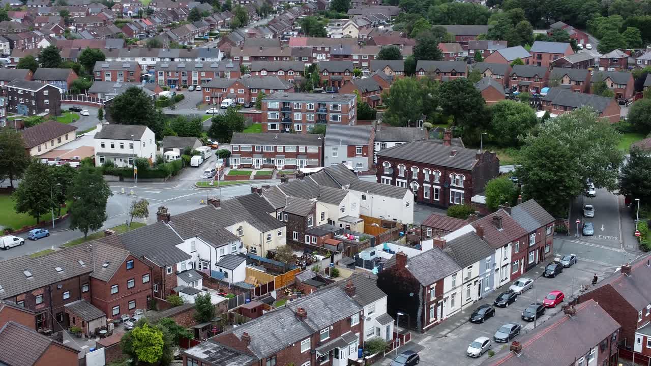 vista aérea por encima del barrio británico pequeña ciudad residencial propiedad suburbana jardines y calles de la ciudad izquierda dolly