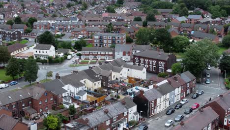 vista aérea por encima del barrio británico pequeña ciudad residencial propiedad suburbana jardines y calles de la ciudad izquierda dolly