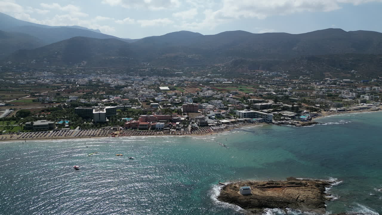vista aérea de una pequeña isla con una pequeña capilla