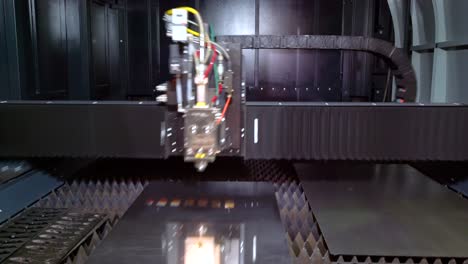 corte láser cnc de metal, tecnología industrial moderna.
