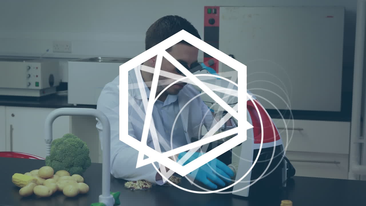 animación de formas que giran sobre el médico masculino que trabaja en el laboratorio