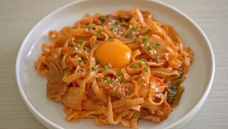 Gebratene-Udon-Nudeln-Mit-Kimchi-Und-Schweinefleisch---Koreanische-Küche