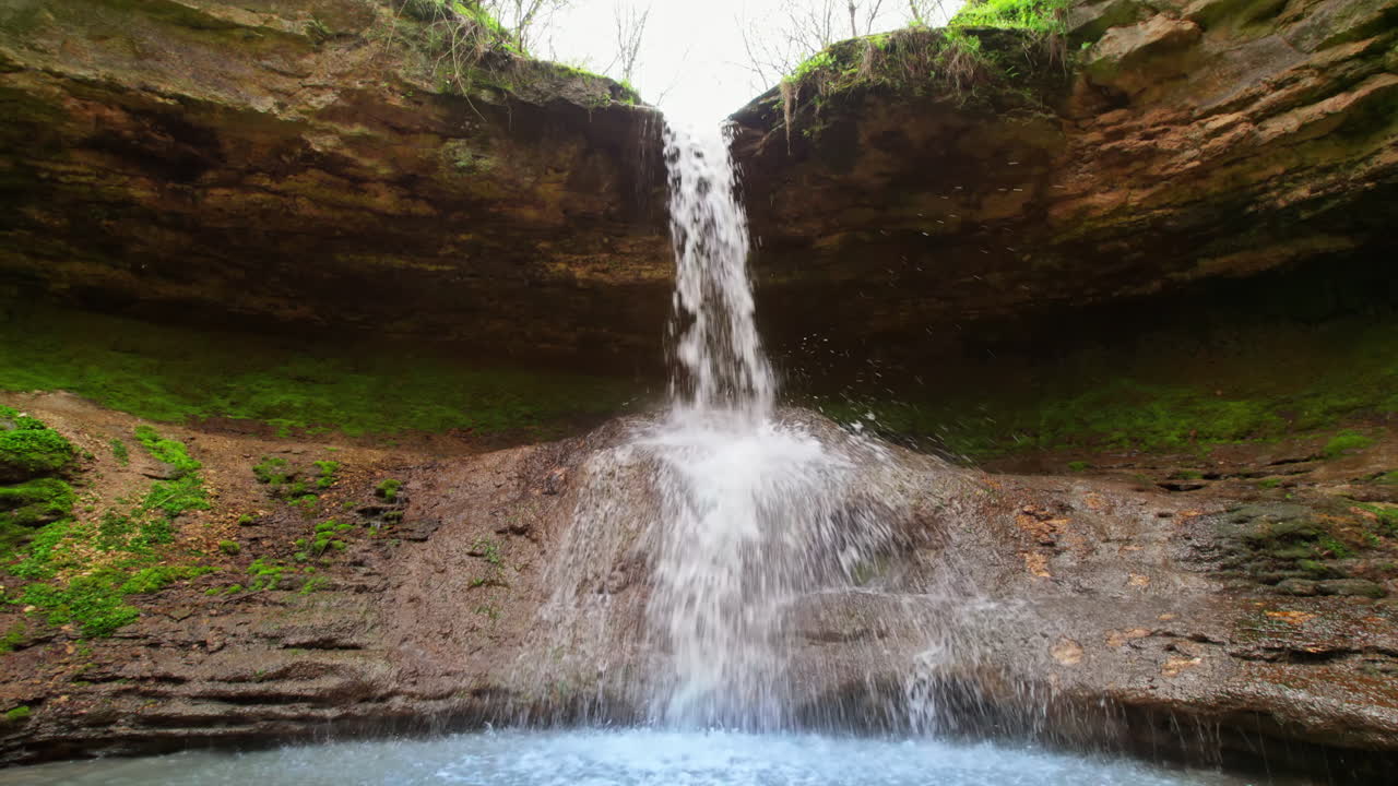 Dronebilde av fossefall i Saharna-klosteret, Moldova. Grotte