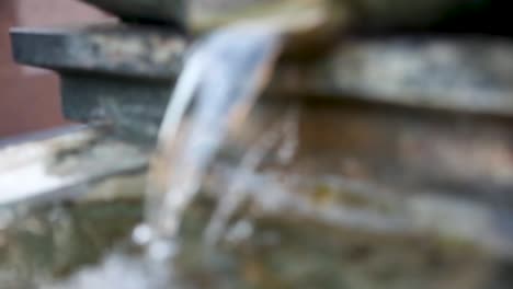 primer plano de agua que fluye de una fuente de agua