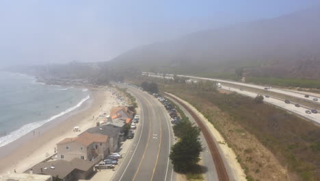 Autopista-101-Cubierta-De-Niebla-Mientras-Los-Autos-Conducen-De-Norte-A-Sur-A-Lo-Largo-De-La-Costa-Del-Sur-De-California