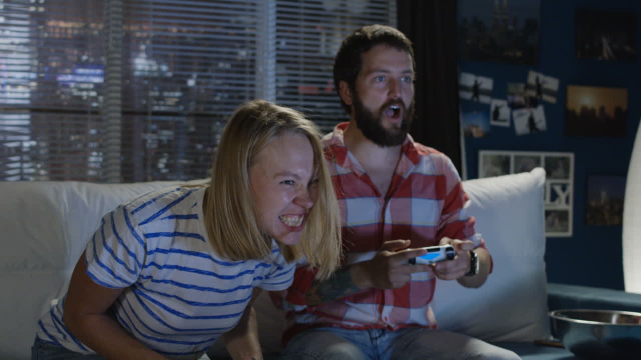 부부 가 집 에서 비디오 게임 을 하고 있다