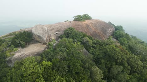 vista aérea hacia adelante sobre la roca sigiriya pidurangala en un amanecer brumoso